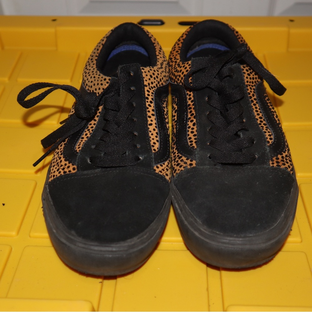 VANS-Leopard Print Size 7